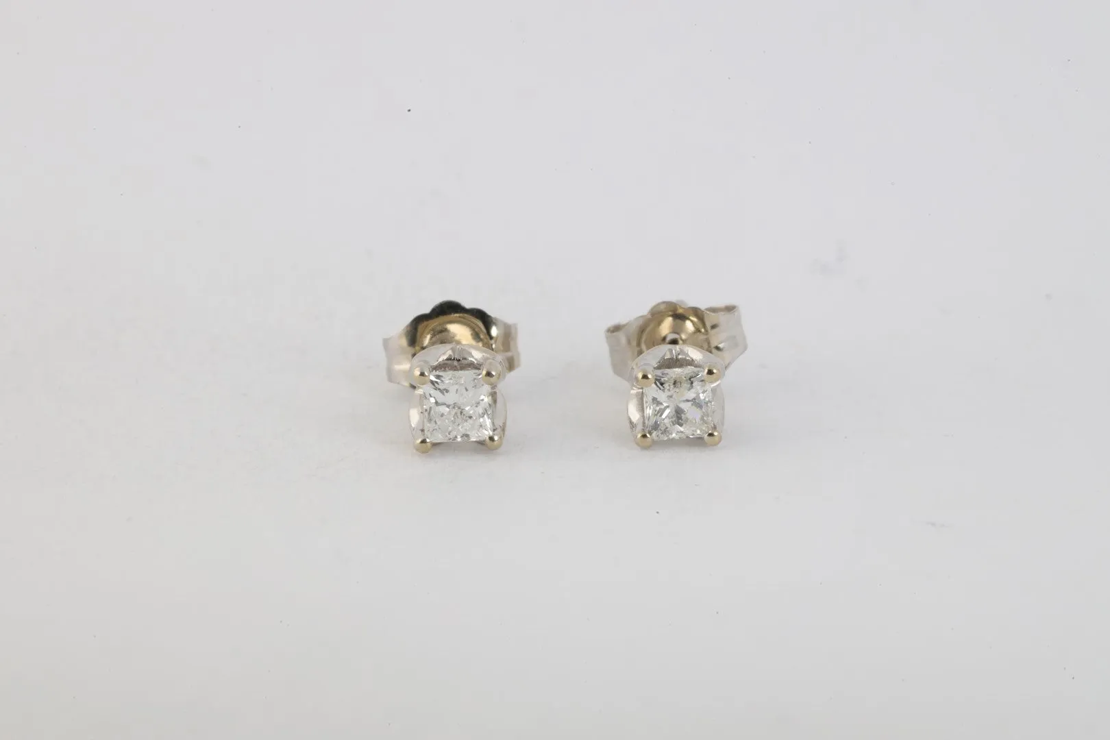 14k White Gold 0.50tcw Diamond Stud Earrings (0.92g.)