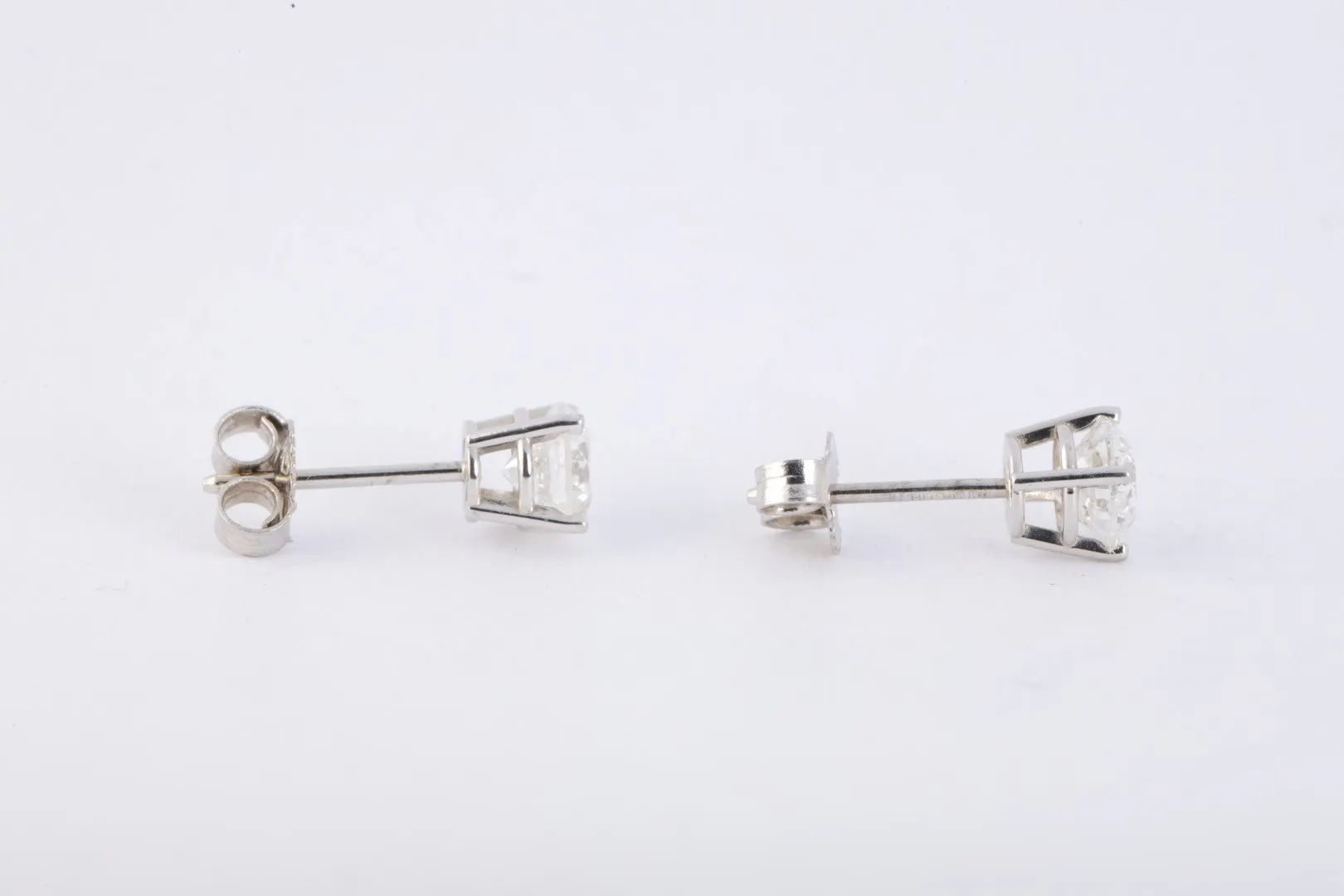 14k White Gold 0.80tcw Diamond Stud Earrings (0.89g.)