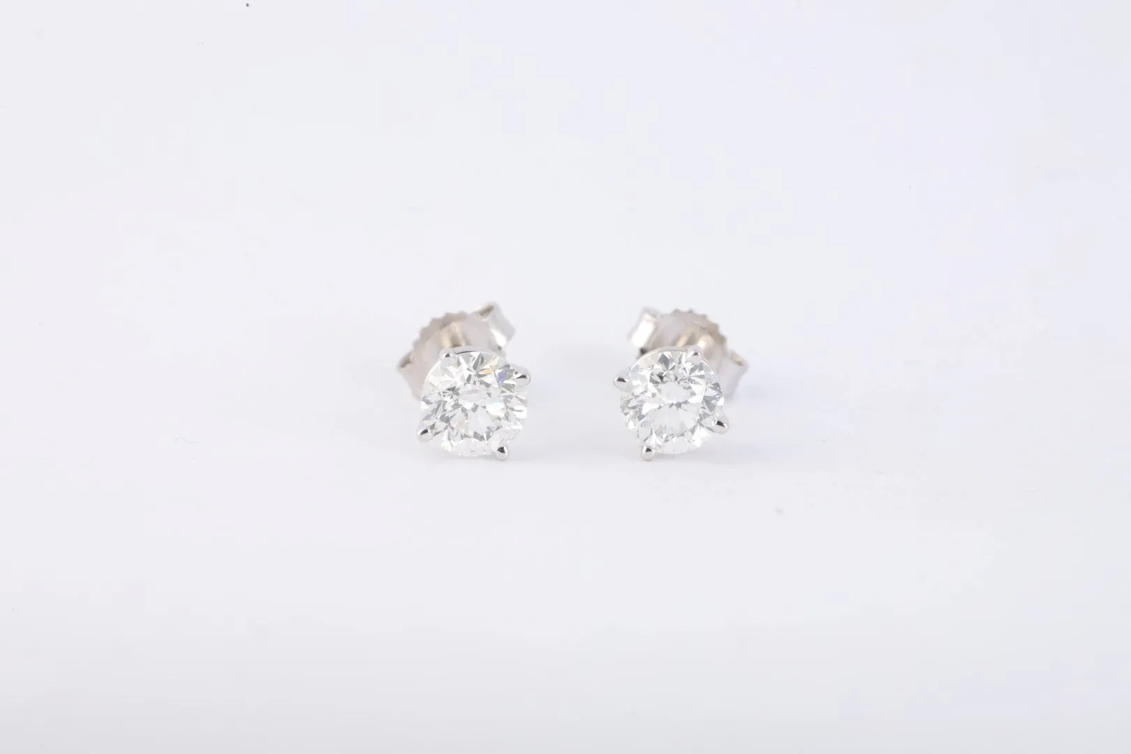 14k White Gold 0.80tcw Diamond Stud Earrings (0.89g.)