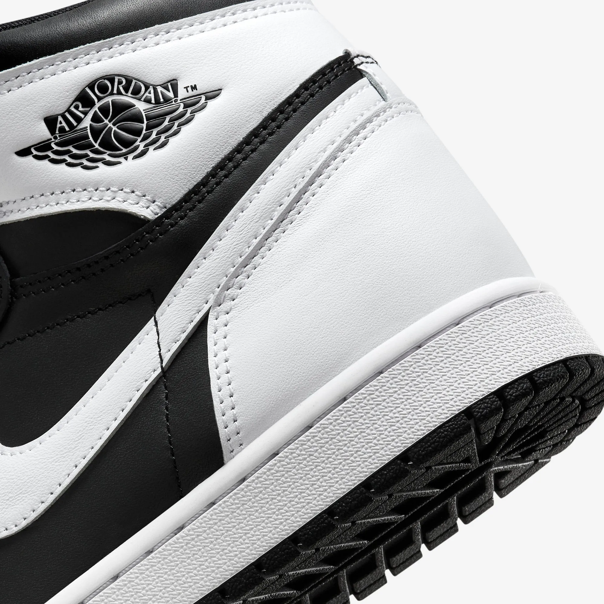 (Men's) Air Jordan 1 Retro High OG 'Black / White' (2024) DZ5485-010