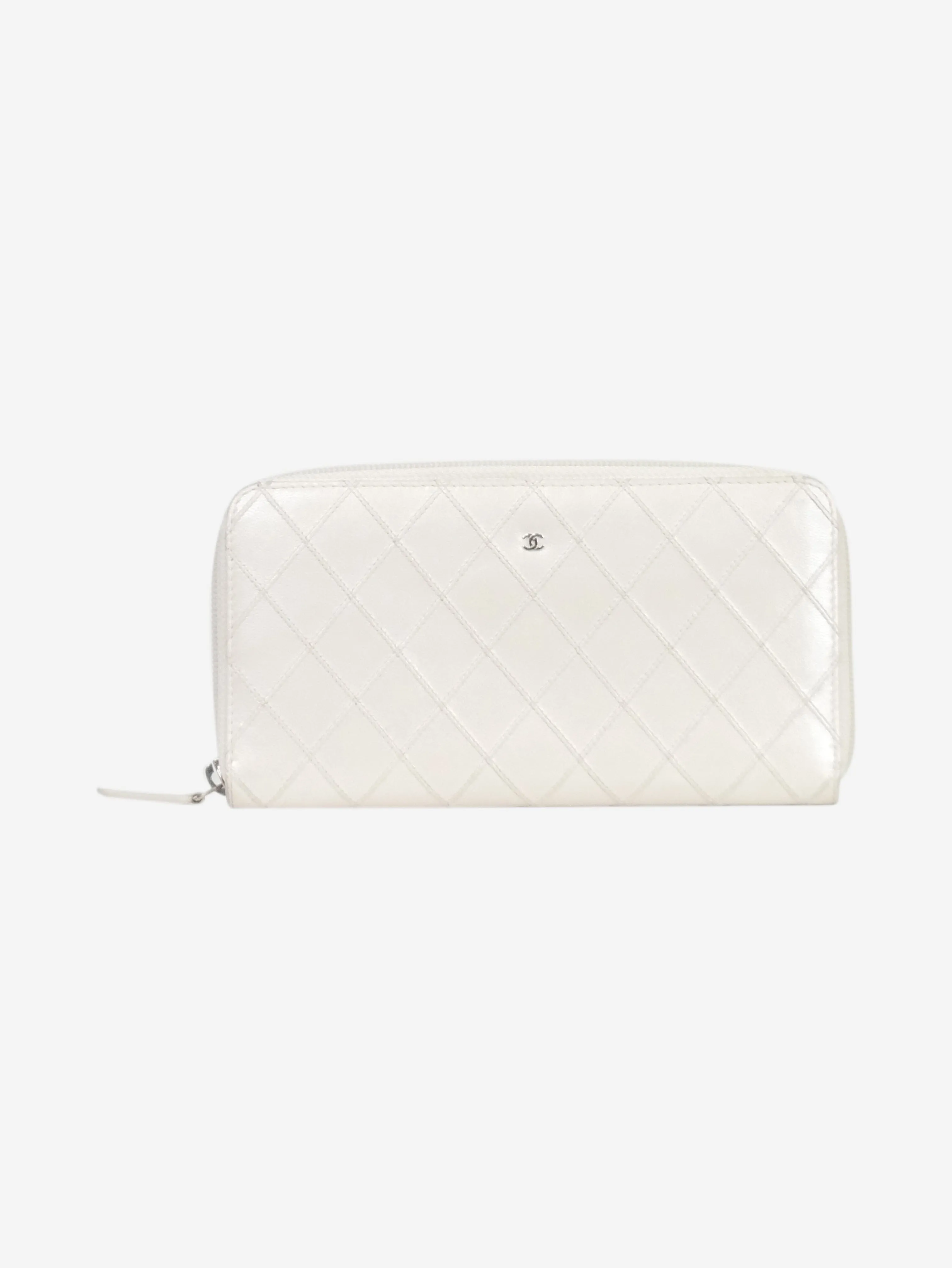 White diamond quilted CC zipped wallet with pearlescent sheen