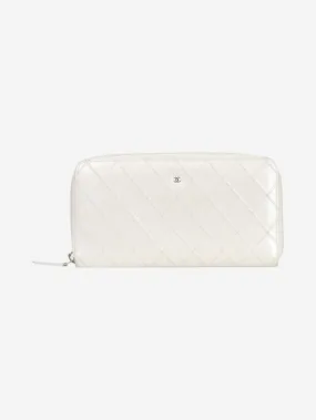 White diamond quilted CC zipped wallet with pearlescent sheen